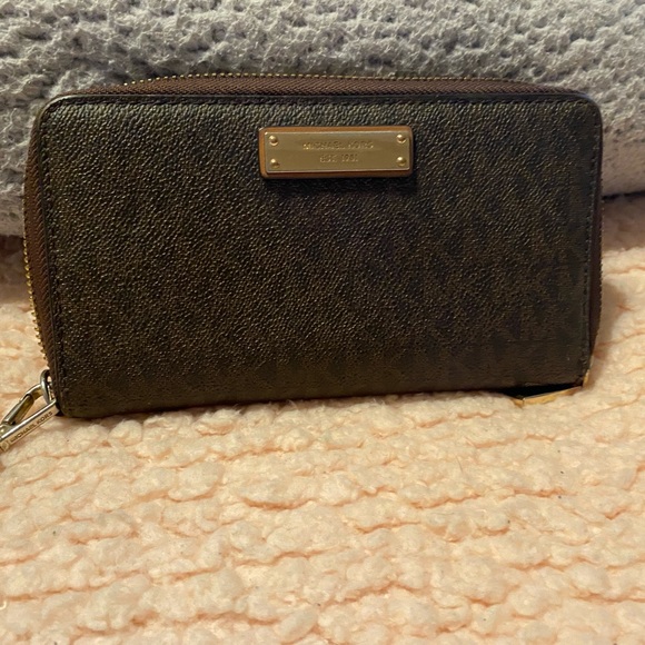 Michael Kors brown leather wallet in very good condition - Picture 2 of 7